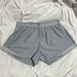 Women’s Under Armour Shorts; Medium; Gray
